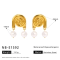 Detalle de pendientes curvados de acero inoxidable bañados en oro 18K con perlas de 10mm - Estilo de Perla en Espiral Dorada(NB-E1592) / Oro de 18K