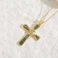 Pendente croce hip hop placcato oro con pietre rettangolari verdi e zirconi bianchi - Zircone Verde
