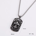 Detailweergave van zilveren schedelhanger met afmetingen van 26mm breedte en 41mm hoogte - Fleur-de-lis Wapenplaat Stijl (3)