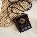 Borsa a tracolla bohémien in guscio di cocco marrone scuro con motivo floreale e perline - Collana-Marrone-Quadrato