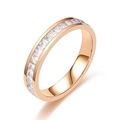 Nahaufnahme des roségoldenen Titanstahlrings mit quadratischen Zirkonia im Kanalfassung - US 5 / Roségold - Einreihig Quadratischer Zirkonia
