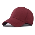 Detalle de gorra de béisbol de algodón color burdeos con textura de tela vertical - Burdeos