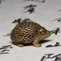 Statuetta vintage di riccio in ottone per decorazione della casa su calligrafia - Riccio