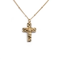 Elegante vergulde kruis ketting met zirkonia steentjes op een witte achtergrond - Gouden Ingelegde Zirconia Kruis Hanger