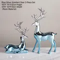 Set di due figurine di cervo in resina sfumata blu-argento con finitura a specchio - Set da 2 Pezzi (In Piedi e Seduto) / Sfumatura Argento Blu Galvanizzato