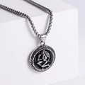Macro del ciondolo zodiacale argento con rilievo di figura nuda su base bianca - Vergine Colore Acciaio (Senza Catena)