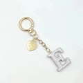 Portachiavi con lettera E dorata decorato con strass e ciondolo a cuore - Lettera E
