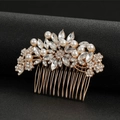 Detalle de una peineta de oro rosa con perlas y pedrería sobre cuero negro - Dorado