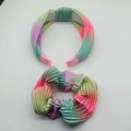 Set cerchietto e elastico plissettato arcobaleno con trama di seta tie-dye vibrante - Set da 2 pezzi / Sfumatura Blu Chiaro Viola Rosa