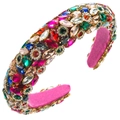 Dettaglio del cerchietto bombato con strass colorati su tessuto rosa fucsia vibrante - Colorato