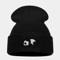 Détail de la broderie panda sur un bonnet en maille noire pour l'hiver et le froid - Taille unique / Noir