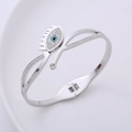 Dettaglio del bracciale occhio portafortuna argento con zircone blu su vassoio ceramica - Color Acciaio