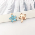 Ciondolo a fiore in smalto blu con bordo dorato per gioielli fai-da-te e portachiavi - Fiore di ciliegio