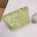 Detail der grünen Jacquard-Kosmetiktasche mit floralem Muster und einfachem Stoffetikett - Grasgrüne Bestickte Blüte