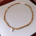 Dettaglio della collana di perle marroni con ciondolo di perla irregolare su pelle grigia - Perline marroni con ciondolo di perle barocche (WN1907)