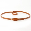 Cintura sottile da donna in pelle marrone con fibbia dorata in forma arrotolata - Cammello