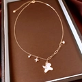 Dettaglio di collana vintage dorata con ciondolo a orso e charms in zircone lucido - Oro - Pendente Orso Bianco