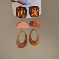 Detalle de pendientes vintage geométricos de resina y madera con motivos de ámbar y carey - Estilo de Empalme Geométrico de Tres Secciones (Pin de Plata-Café)