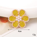 Vue macro d'un accessoire tournesol de 4cm avec strass jaunes et perles pesant 12g - D1404 Fleur de Perle Jaune