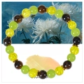 Detailansicht des November-Geburtssteinarmbands mit gelben und grünen 8mm Natursteinen - November