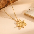Détail du collier soleil plaqué or 18 carats avec pierre jaune sur un socle - Blanc (A820)