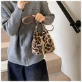 Leopard print plush bucket bag with golden chain drawstring and pearl charms detail - 19*15*18 / Brown Lamb Wool