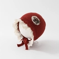 Détail du béret pour bébé bordeaux avec bordure en dentelle blanche et petits nœuds - 48cm (6-20 Mois) / Rouge