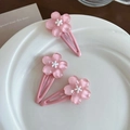Vista detallada de tres pinzas para el cabello de flores de cerezo sobre un plato cerámico - 1# Flor de Cerezo Rosa