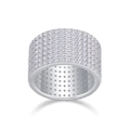 Makroaufnahme eines breiten Rings aus S925 Silber mit funkelnder Moissanit-Pflasterung - US Größe 7 (54.3mm) / Zylindrischer Breitband Full Pave-Stil (R13821) Mit GRA-Zertifikat / Silber