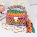 Detail van kleurrijke handgemaakte gehaakte tas met gouden slot, ketting en stoffen franjes - Oranje Bruin