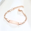 Detailansicht der roségoldenen Figaro-Kette mit leerer ID-Platte und Karabinerverschluss - 12+3cm / Roségold