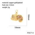Macro-opname van de koperen vergulde kameleon hanger met zirkonia inlegwerk - P00714-Hagedis Kameleon
