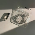 Détail d'un bracelet en argent avec cloches dans une pochette de rangement hermétique - Style épais / Petit Carré