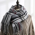 Sciarpa classica a quadri grigi con strisce rosse e orlo con nappe da donna - Grigio