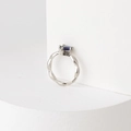 Anello in argento intrecciato con zircone ovale blu scuro con incastonatura a griffe - US 7 / Argento