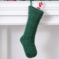 Calza di Natale verde in maglia a trecce con bacche rosse appesa al camino bianco - Grande 46CM / Verde Scuro