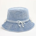 Cappello da pescatore in denim con fiocchi di perle e texture lavata per il sole - M (56-58cm) / Azzurro
