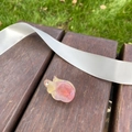 Détail de la pince à cheveux en acétate en forme d'aile avec dégradé rose-jaune et strass - Rose Orange Sirène