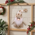 Gestrickter Weihnachtswichtel-Anhänger an Tannenzweigen mit roten Beeren Hintergrund - Weihnachtsmann