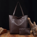 Ensemble sac cabas et pochette en cuir ciré marron foncé sur surface en bois rustique - Ensemble 2-en-1 avec Fermeture / Café foncé