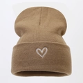 Detailansicht der khakifarbenen Strickmütze mit weiß besticktem Herz am Umschlag - M (56-58cm) / Khaki