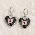 Orecchini in argento classici con ciondoli a cuore neri e rosa per uno stile hip hop cool - Cuore Con Fascia Incrociata Nera