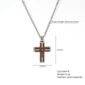 Détail du collier croix en argent avec un centre marron et un petit diamant scintillant - 441-Argent & Marron Épissé