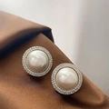 Elegante runde Perlenohrringe mit silbernem Diamant-Halo auf braunem Seidenstoff - 2# Silberner Perlenkreis