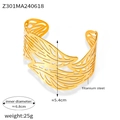 Vista macro de la pulsera de acero de titanio dorado con texturas de plumas caladas - Dorado