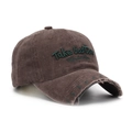 Détail d'une casquette vintage avec broderie Take Boston et bord de visière usé - Taille unique / café