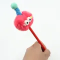 Creatieve rode monster balpen met roze pompon en blauw-groene antennes - Rozerood