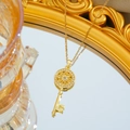 Collana con ciondolo a chiave in acciaio al titanio di lusso con zirconi bianchi oro - Oro