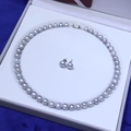 Elegantes Set aus silbergrauer Süßwasserperlenkette und Ohrsteckern in Geschenkbox - Halskette + Ohrringe Set / Grau