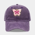 Détail de la broderie papillon sur la casquette de baseball vintage en coton violet délavé - Réglable / Violet